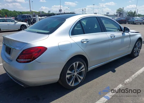 2016 Mercedes-Benz C 300 4Matic/Luxury 4Matic/Sport 4Matic z USA, uszkodzony, nr VIN 55SWF4KB8GU158174
